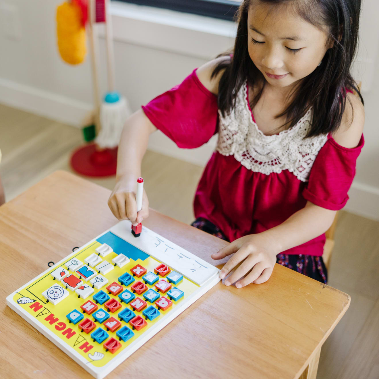 Melissa & Doug Flip-to-Win Hangman Travel Game - Image 2