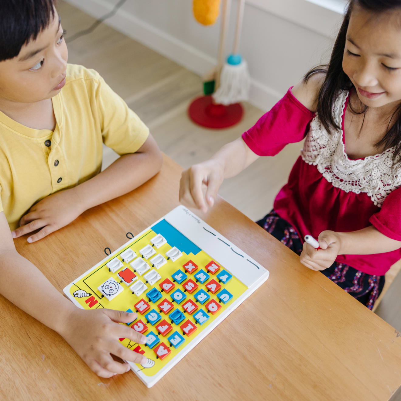 Melissa & Doug Flip-to-Win Hangman Travel Game - Image 5