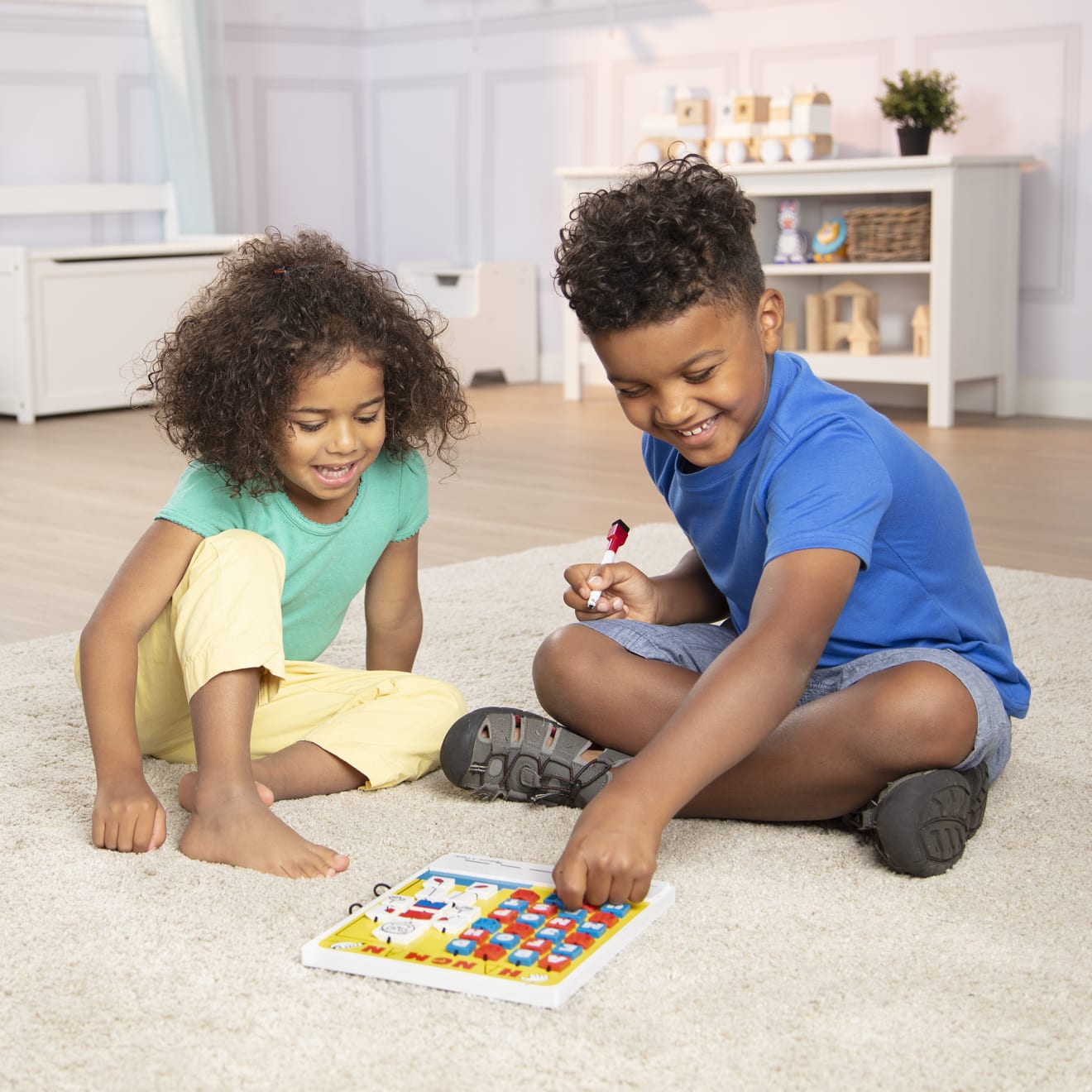 Melissa & Doug Flip-to-Win Hangman Travel Game - Image 6