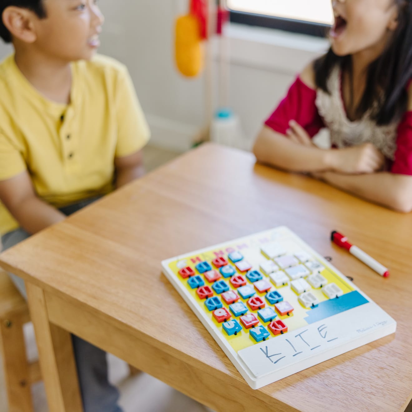 Melissa & Doug Flip-to-Win Hangman Travel Game - Image 7