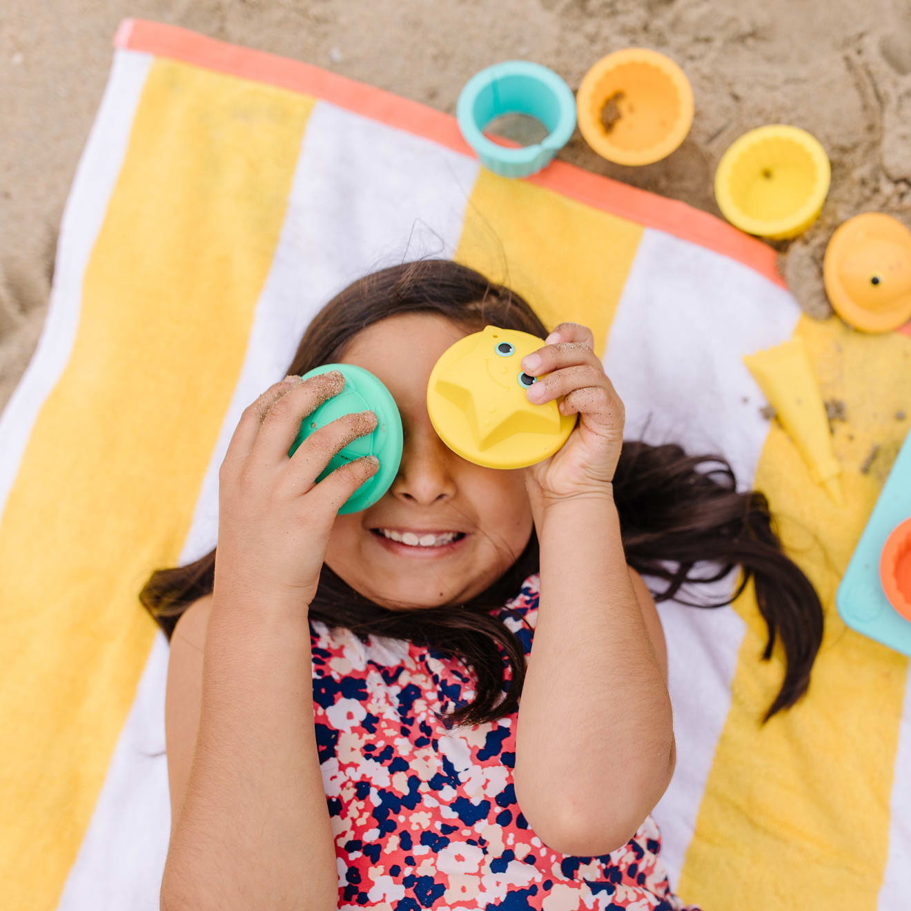 Melissa & Doug Seaside Sidekicks Sand Cupcake Set - Image 6