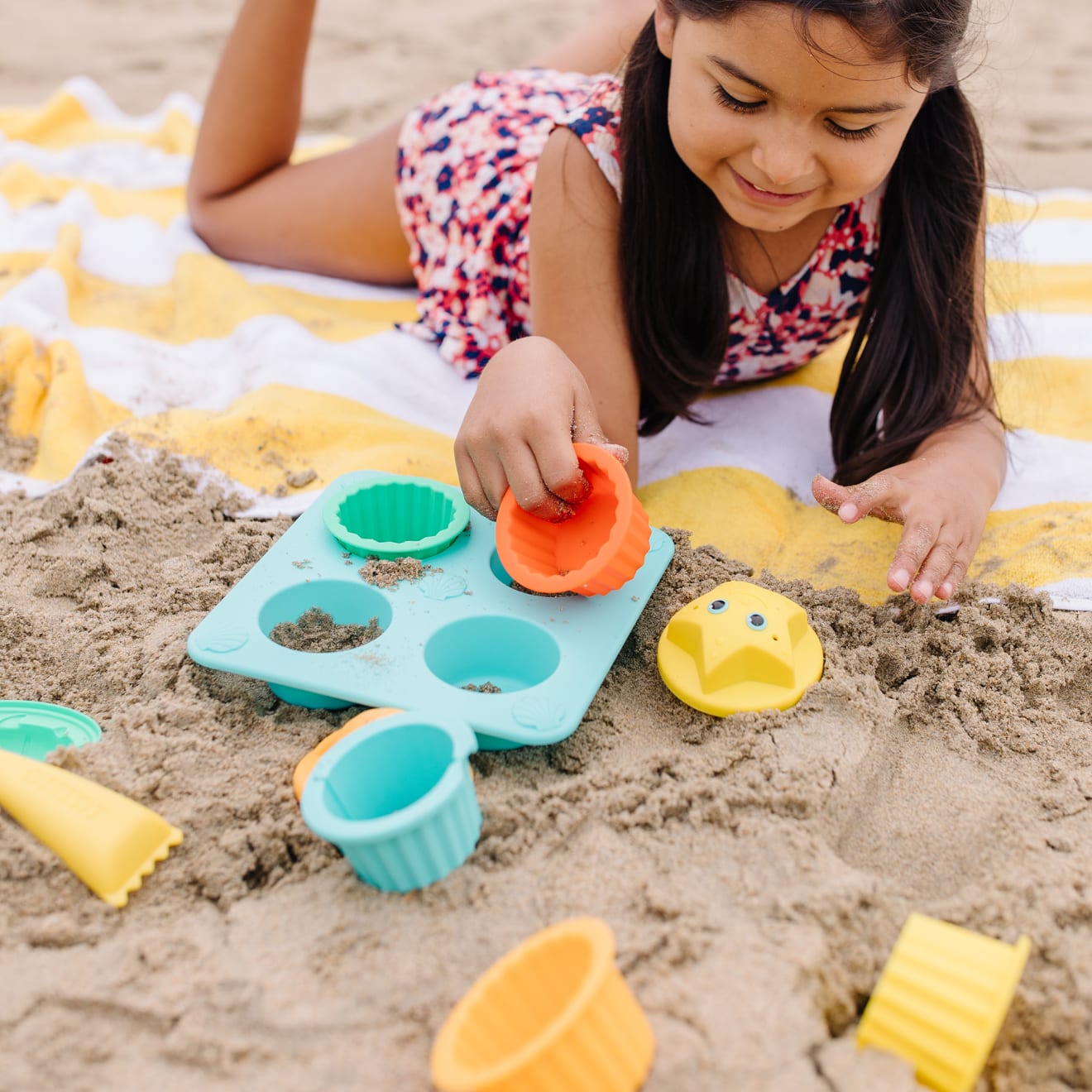 Melissa & Doug Seaside Sidekicks Sand Cupcake Set - Image 7