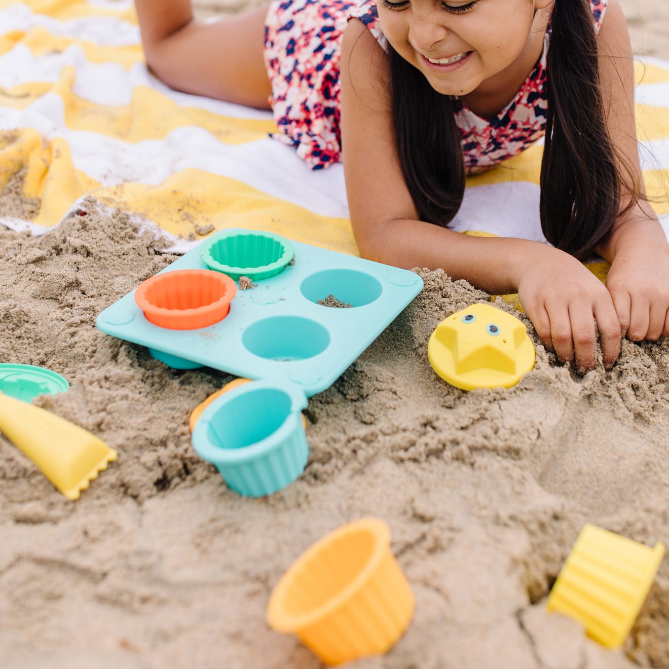 Melissa & Doug Seaside Sidekicks Sand Cupcake Set - Image 5