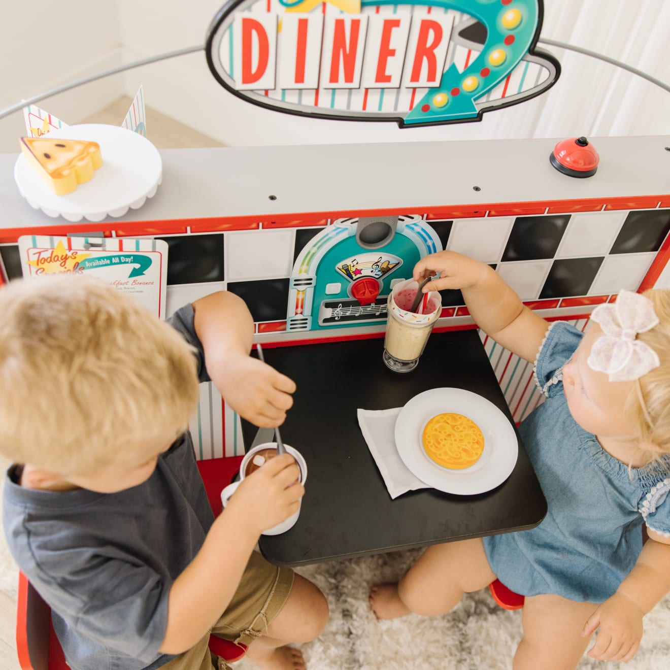 Melissa & Doug Star Diner Restaurant Play Set - Image 5