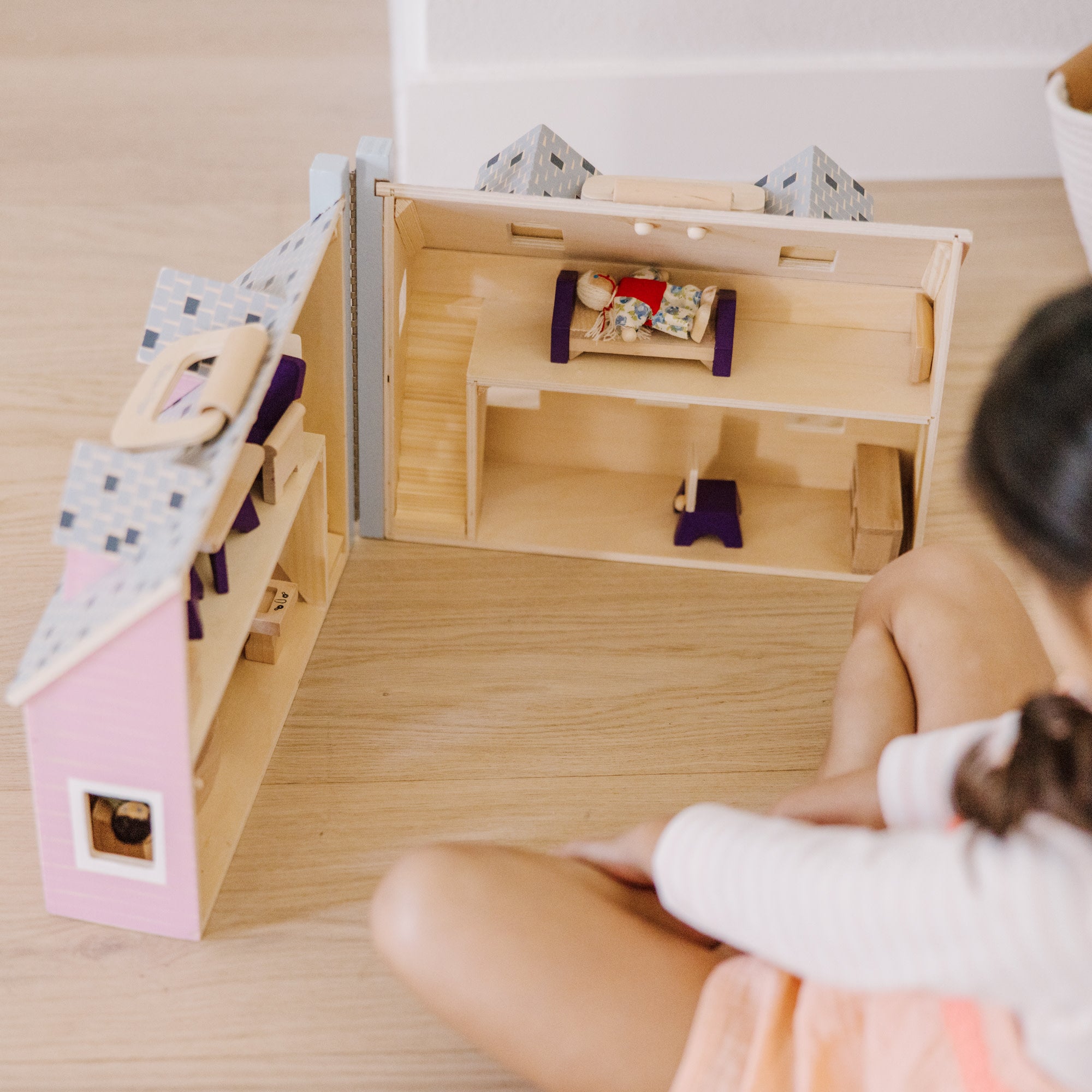 Melissa & Doug Wooden Fold & Go Dollhouse - Image 6